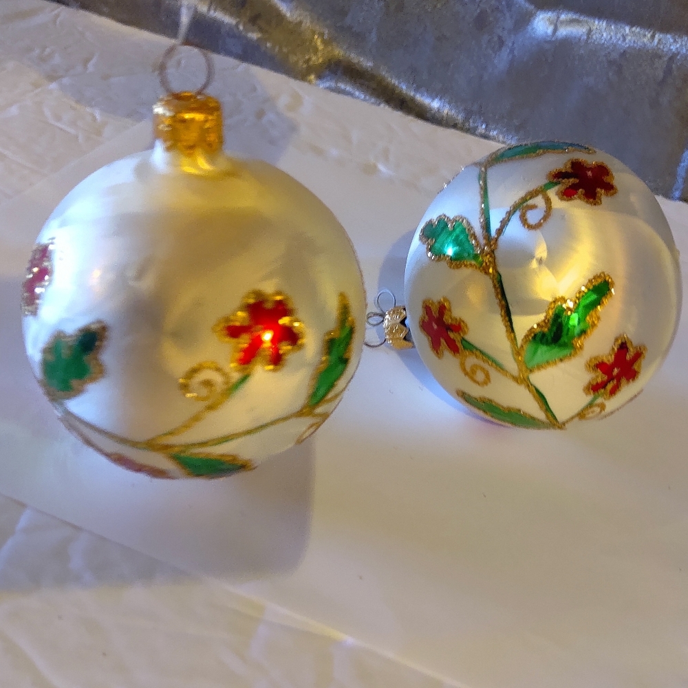Lot Of 2 Vintage Hand Blown Glass White Round Floral Ornament Glitter Co…
